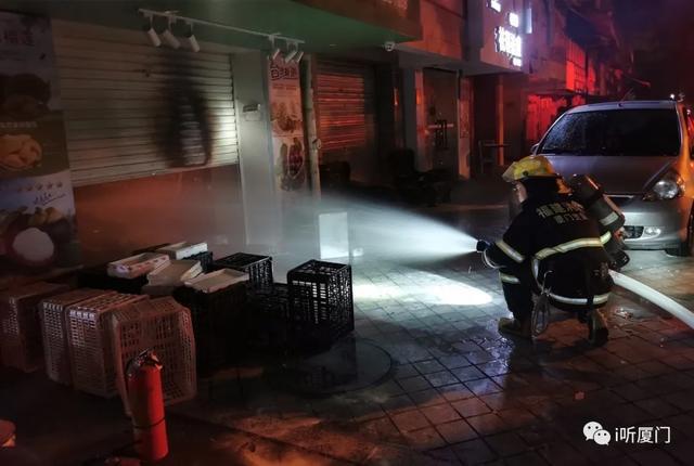 ob体育紧急出动！厦门一水果店突发大火现场有人被困(图2)