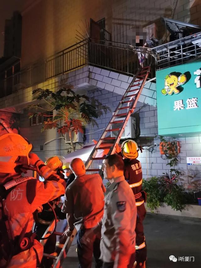 ob体育紧急出动！厦门一水果店突发大火现场有人被困(图4)