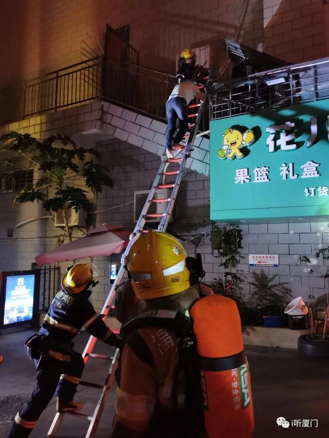 ob体育紧急出动！厦门一水果店突发大火现场有人被困(图5)