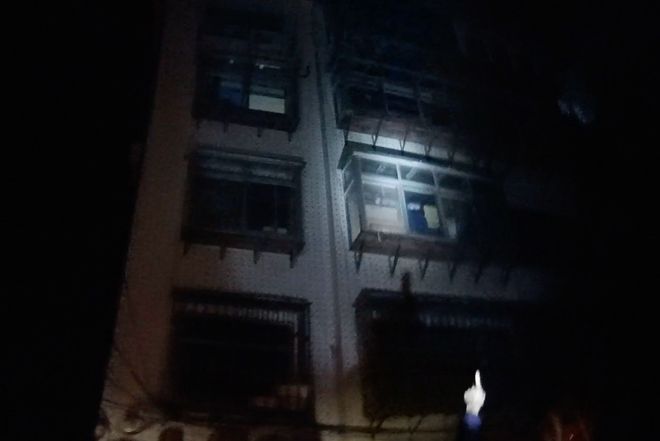ob体育卷帘门突然“”两店员双双被困(图1)