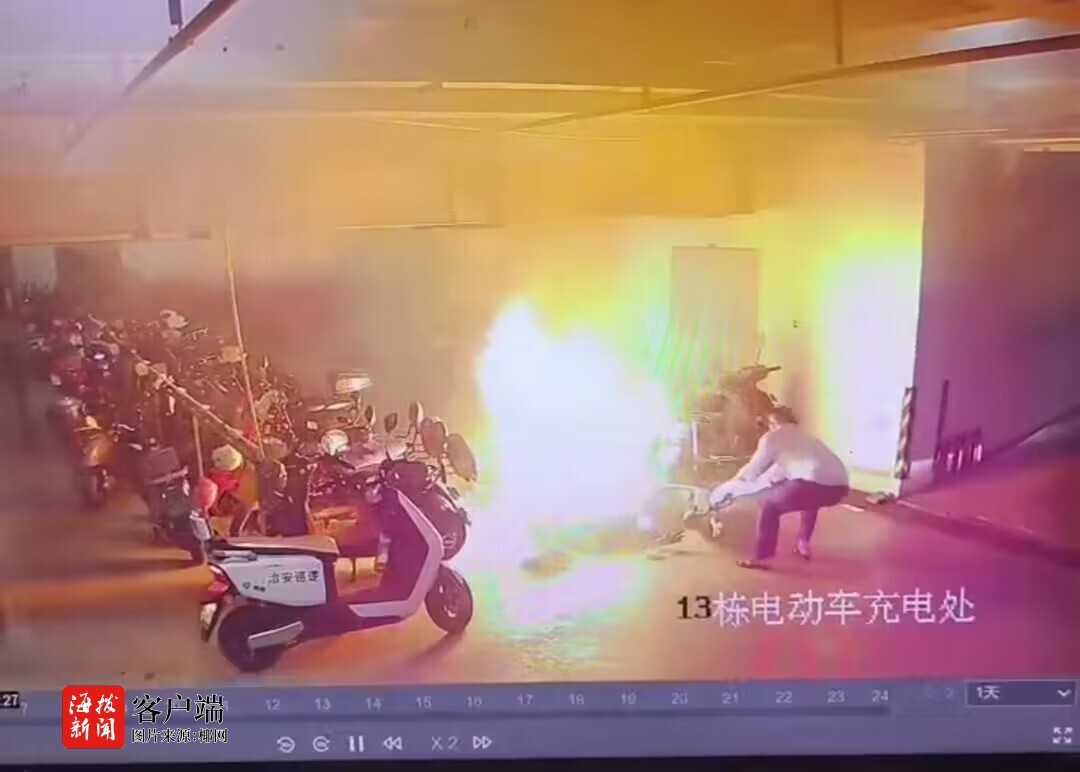 ob体育·(中国)官方网站海口这个小区保安徒手拖车 冷静扑灭火情获业主点赞(图1)