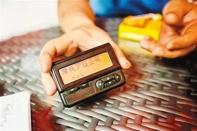 ob体育·(中国)官方网站90年代火爆的BP机现在拿出来还能用吗？它的兄弟就在我(图8)