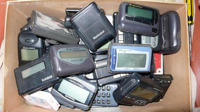 ob体育·(中国)官方网站90年代火爆的BP机现在拿出来还能用吗？它的兄弟就在我(图13)