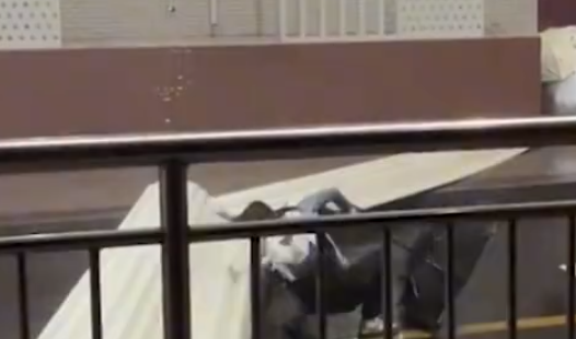 ob体育长沙暴雨吹翻卷帘门砸到路人 极端天气警报响起(图1)