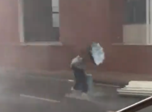 ob体育长沙暴雨吹翻卷帘门砸到路人 极端天气警报响起(图2)