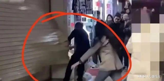 ob体育app下载汕头男子手撕卷帘门妻子求饶：求求你了给我留点脸吧(图3)