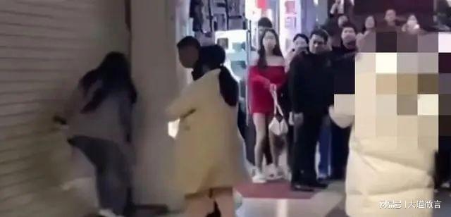 ob体育app下载汕头男子手撕卷帘门妻子求饶：求求你了给我留点脸吧(图2)