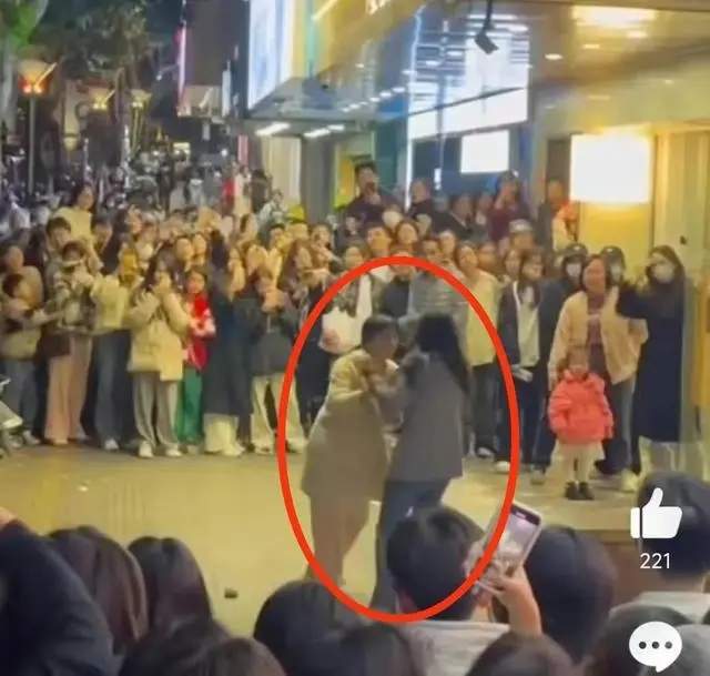ob体育app下载男子手撕卷闸门捉奸后续！小三身份被扒原来是妻子初恋！(图1)