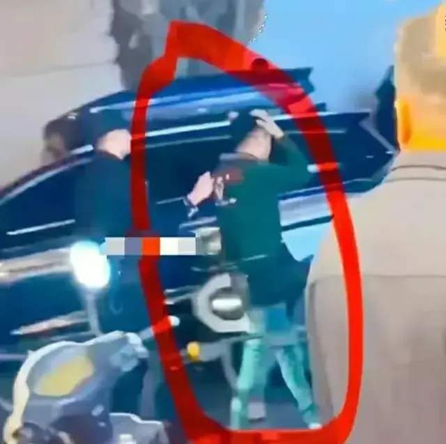 ob体育app下载男子手撕卷闸门捉奸后续！小三身份被扒原来是妻子初恋！(图6)