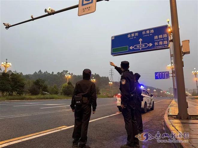 ob体育app下载占道直播危险且违法！乐山公安发布重要提醒 →(图2)