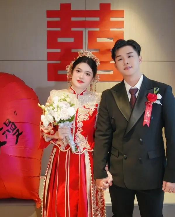 ob体育羡慕！42岁婆婆晒00后儿子迎娶大学班主任已抱孙子！评论透(图2)